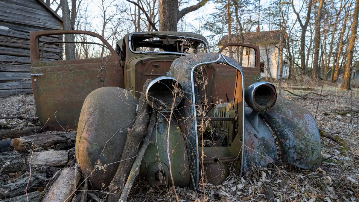 Épave de voiture abandonnée dans la nature
