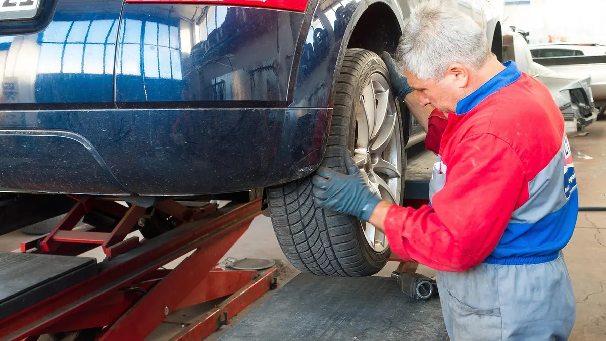 Voiture sur un pont élévateur dans un garage