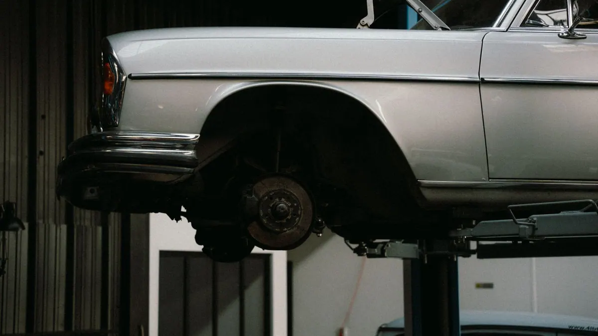 Voiture sur un pont élévateur dans un garage