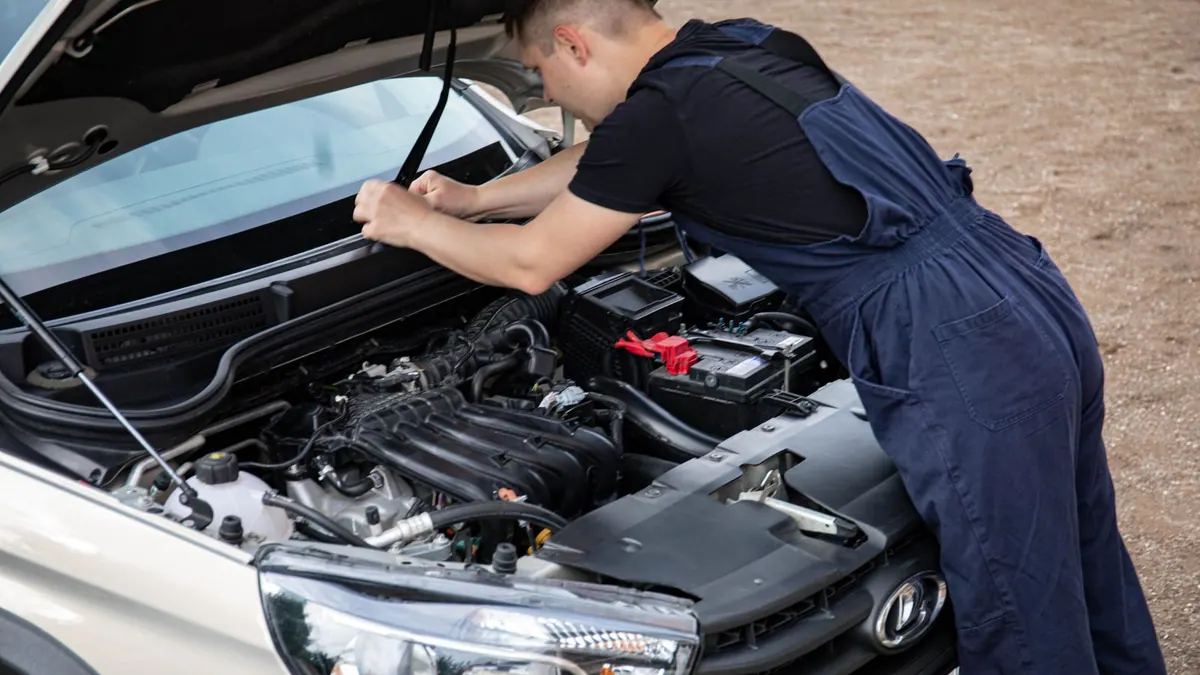 Mécanicien réparant un moteur de voiture