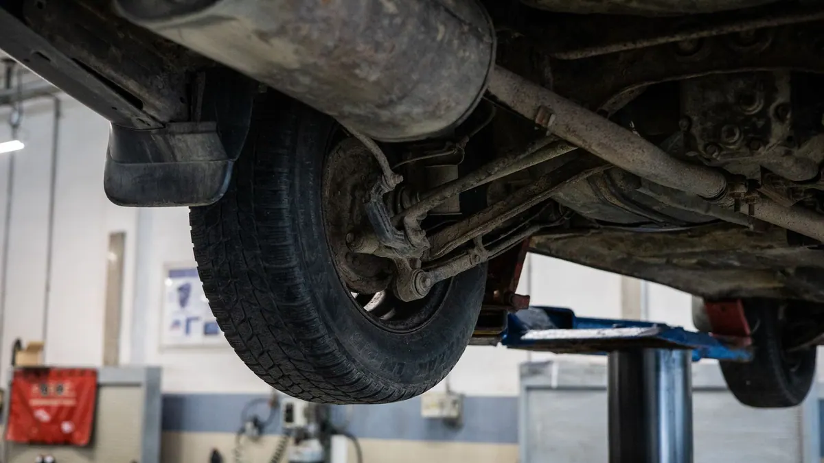 Dessous de caisse d’une voiture en atelier